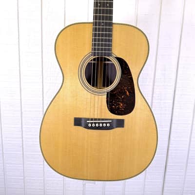 Martin 00-28 w/Case M2980843 image 1