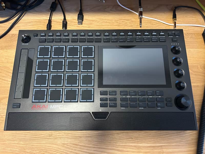 Akai MPC Live III Standalone Sampler / Sequencer