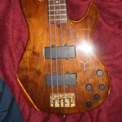 Fender American Deluxe Zone Bass 2002 - Walnut image 4