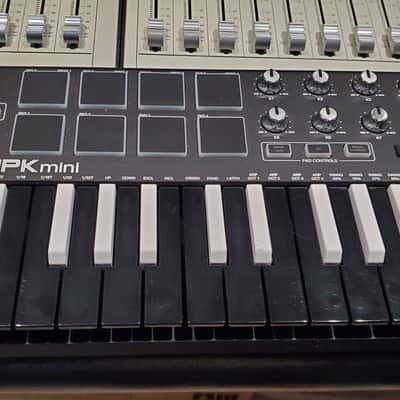 Akai MPK mini mk2 Special Edition 2018 - Black/White/Chrome