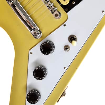 Chitarra Elettrica Flying V Gialla – Corpo In Mogano, Tastiera In Palissandro, 22 Tasti