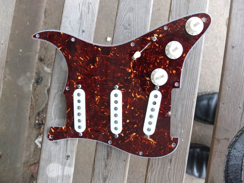 Mojotone Loaded Stratocaster Pickupguard - Tortoise image 1