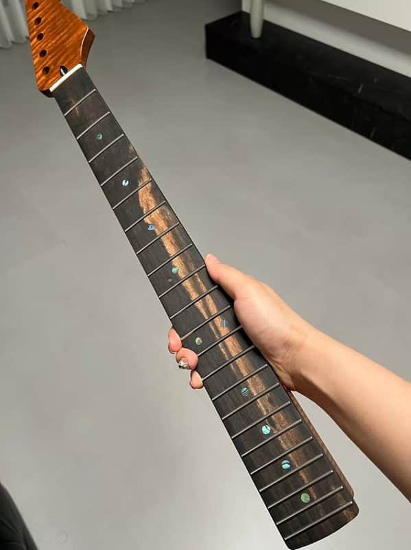 2.9mm frets Striped Ebony Fretboard 22frets 5a Roasted flame Maple guitar neck Radius 12inch Round stainless steel 22 frets Roasted flame Maple guitar neck Striped Ebony fingerboard 25.5inch hole 10mm Radius: 12 inches. image 1
