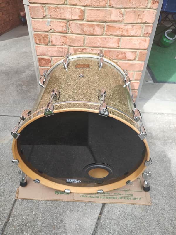 Pearl Masters Studio Birch 18" x 22" Bass Drum. Near Mint condition! image 1