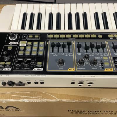 Roland SH-01 GAIA 37-Key Digital Synthesizer 2010 - 2012 - White image 2