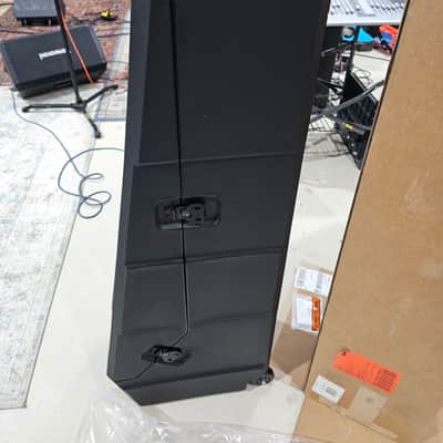 Gator GTR-MINIVAULT-B2 Mini Vault for 2 Electric Bass Guitars image 5