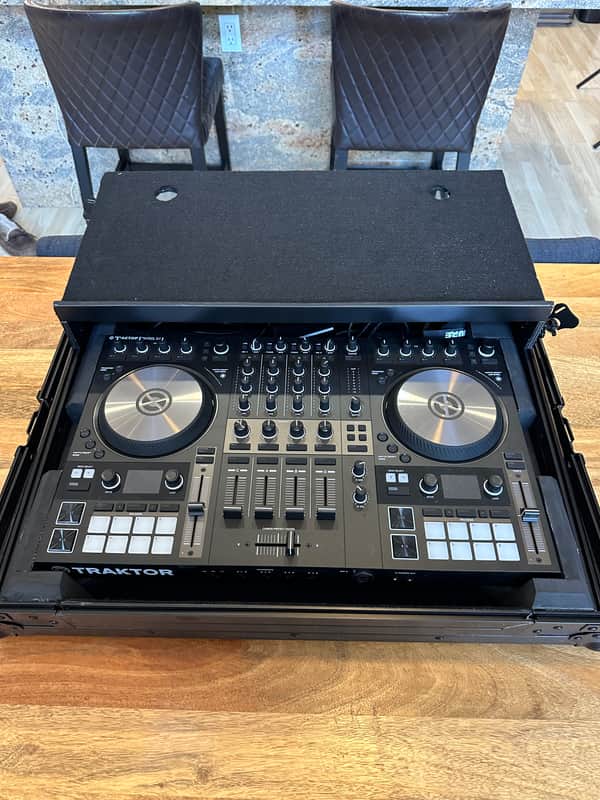 Native Instruments Traktor Kontrol S4 MKIII 2020's - Black