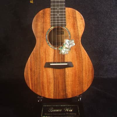 Handcrafted Concert Ukulele, Solid Curly Hawaiian Koa, Hibiscus Mop & Abalone Inlay, Soft-bag, Bruce Wei UG15-2928 image 4