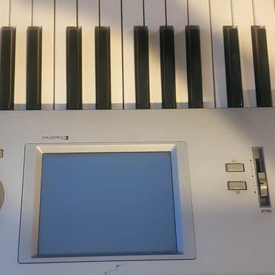 Korg Triton 61-Key 62-Voice Polyphonic Workstation 1999 - 2000 - Silver