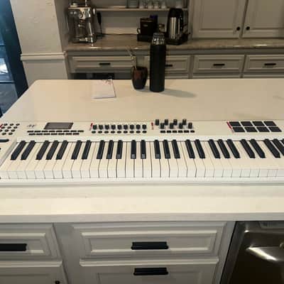 M-Audio Axiom Pro 61 Key USB MIDI Keyboard Controller 2010s - White image 2