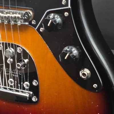 Fender 0114990300 American Professional Classic Jaguar®, Rosewood Fingerboard, 3-Color Sunburst image 4