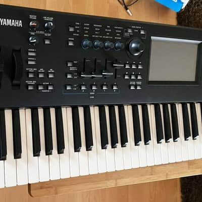 Yamaha MODX6+ 61 Semi-weighted Key Synthesizer Synth dj studio very good condition