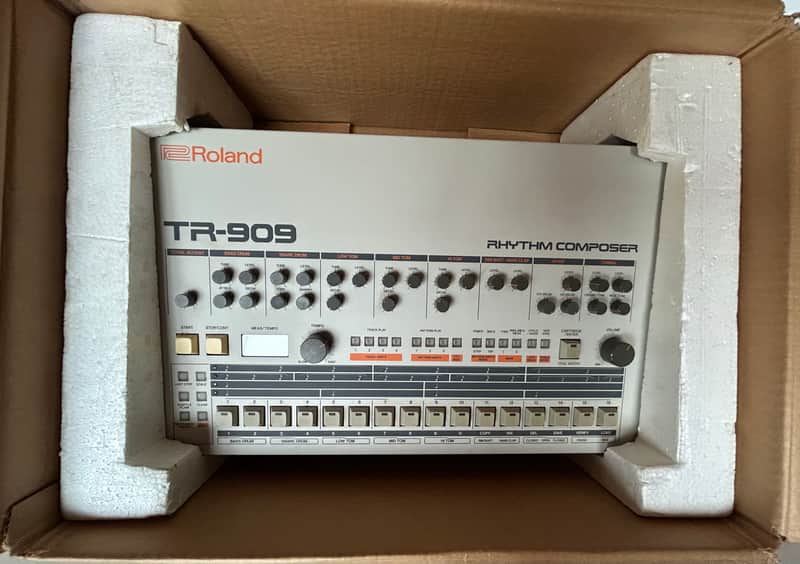 MINT Roland TR-909 Rhythm Composer 1983 - 1985 - White image 1