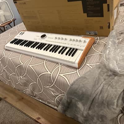 Arturia AstroLab 61 Stage Keyboard – White/Wood – Original Box & Accessories – Excellent image 3