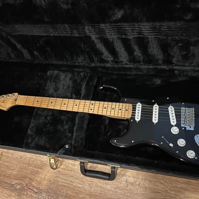 Fender Standard Stratocaster Left-Handed with Maple Fretboard 2006 - 2017 - Black image 4