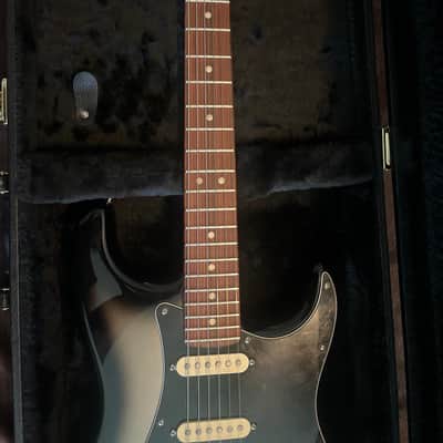 Fender Silverburst Stratocaster players plus with fender noiseless pickups and deluxe locking hard case image 3
