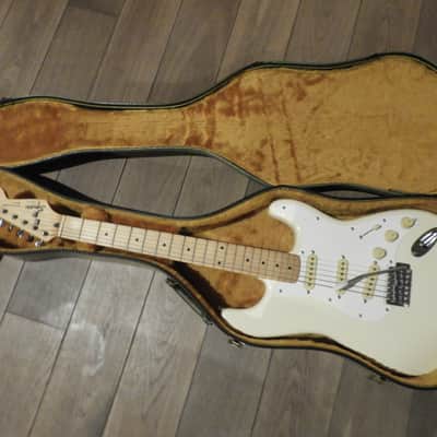 Fender "Squier Series" Standard Stratocaster with Maple Fretboard 1992 - 1996 - Arctic White image 3