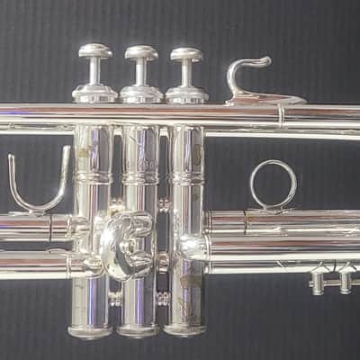 Bach Stradivarius 37 Bell Trumpet, 1 Mouthpiece &2 handle hardwood case & Key 1975-1979 - Silver plated image 9