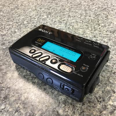 Sony TCD-D8 Portable DAT Recorder w/ Case image 2