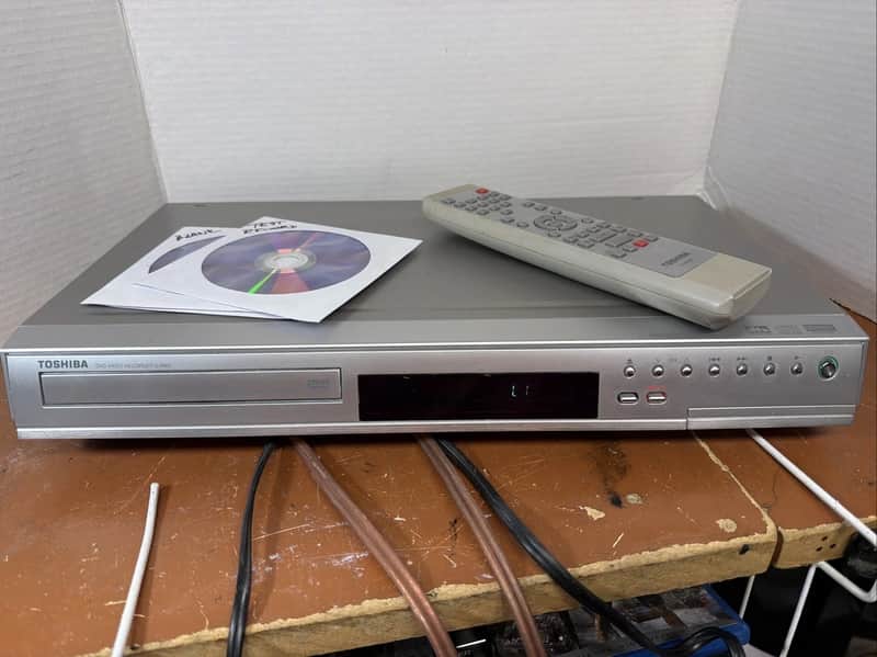 Toshiba D-RW2 DVD Video Recorder D-RW2-S-TU - w Remote Tested On Play AND Record image 1