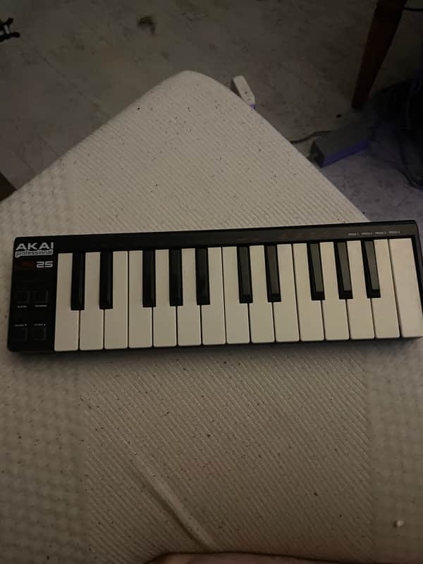 Akai LPK25 2012 - Present Black image 1