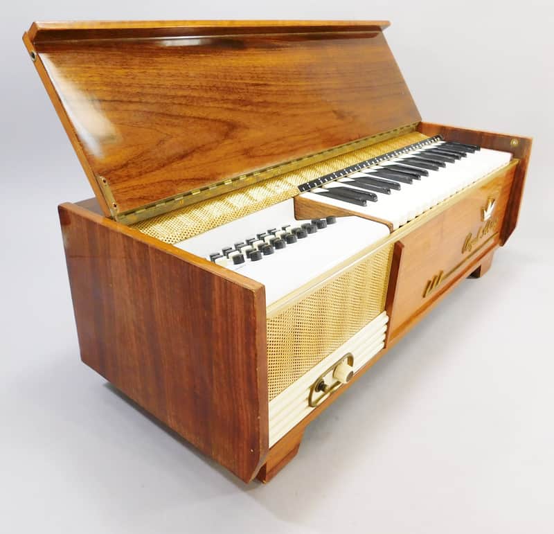 1950s Vintage Farfisa Royal Artist Model III Portable Chord Organ 1950s Vintage Farfisa Royal Artist Model III Portable Chord Organ