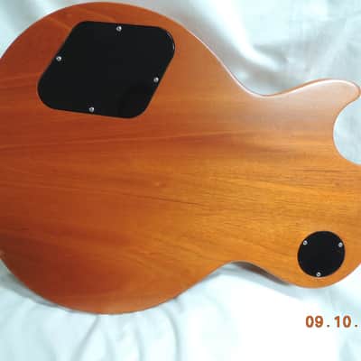 2011 Gibson 60's Tribute Les Paul Studio Electric Guitar (P90 Pick ups) w/ gig bag. Honeyburst image 25