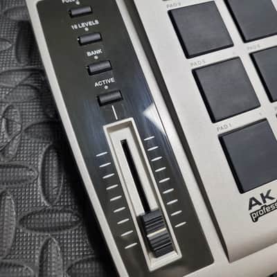 Akai Professional MPD16 USB/MIDI Pad Controller for Windows & Macintosh image 2
