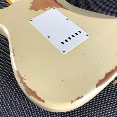 Fender Custom Shop 1967 Stratocaster, Heavy Relic- Aged Vintage White image 9