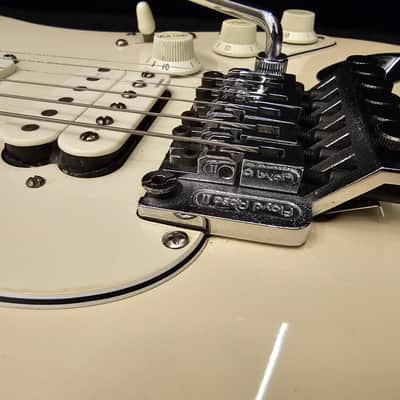 Fender Richie Sambora Signature Standard Stratocaster 1994 - 2002 - Arctic White image 3