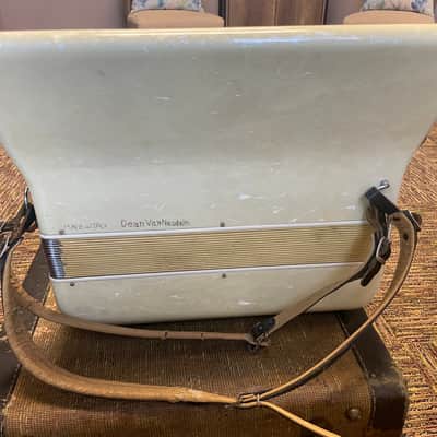 Universal Accordion in Pearl White image 3