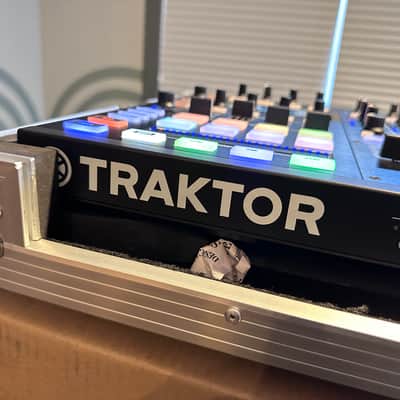Native Instruments Traktor Kontrol S8 with Flight Case image 3