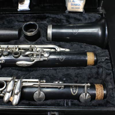 A Vito Reso-Tone Bb Clarinet in it's Original Case with Extras   # 33 C image 2
