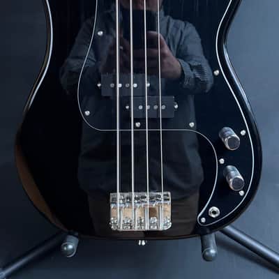 Squier Classic Vibe 70's Precision Bass 4-String Bass Guitar Gloss Black Finish (411) image 2