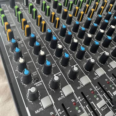 Mackie 1642VLZ4 16-Channel Mic / Line Mixer 2014 - Present - Black image 2
