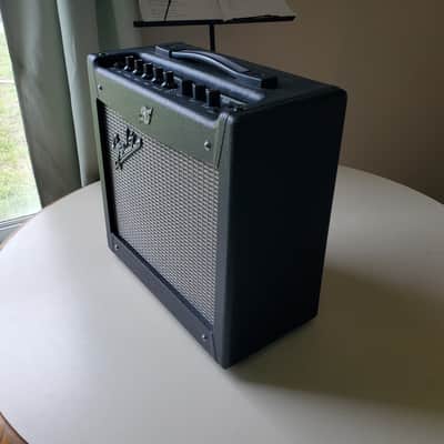 Fender Mustang I V.2 20-Watt 1x8" Modeling Guitar Combo 2013 - 2018 - Black image 3