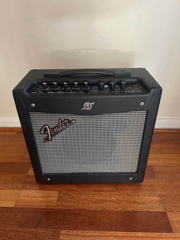 Fender Mustang I V.2 20-Watt 1x8" Modeling Guitar Combo 2013 - 2018 - Black image 1