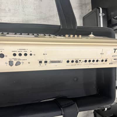 Korg Triton Studio 61-Key 120-Voice Polyphonic Workstation w/ Road Case image 4
