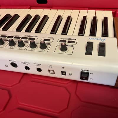 Arturia Factory Experience 32 Key Universal MIDI Controller Keyboard image 7