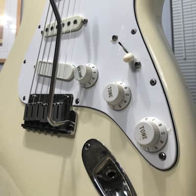 1987 USA Fender American Standard Stratocaster, Olympic White image 4