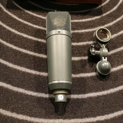 Neumann TLM 193 with box and holder image 2