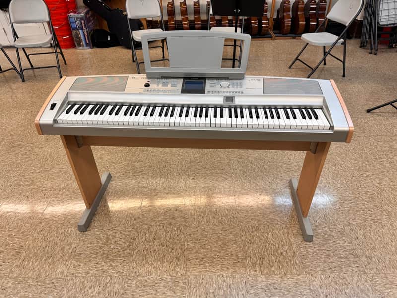 Yamaha DGX-505 2004-2010 - Silver and wood piano with wooden stand