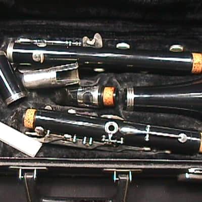 A Vito Reso-Tone Bb Clarinet in it's Original Case & Ready to Play   11 C image 4