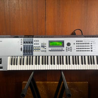 Yamaha MOTIF ES7 76Key Synthesizer w/ gig bag