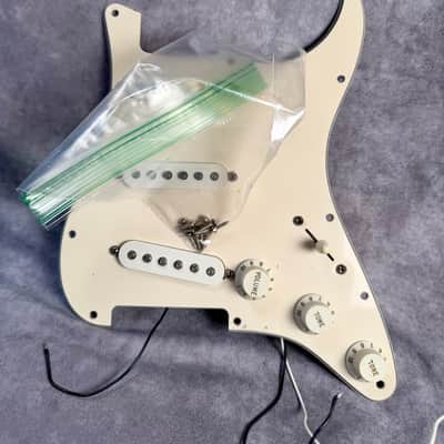 Fender Stratocaster Loaded Pickguard SSS MiM 2004 - White image 3