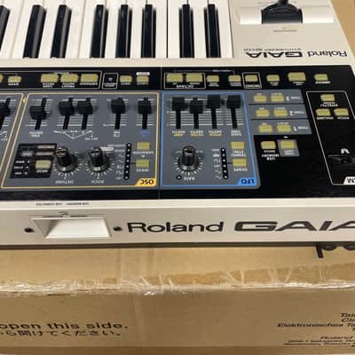 Roland SH-01 GAIA 37-Key Digital Synthesizer 2010 - 2012 - White image 3