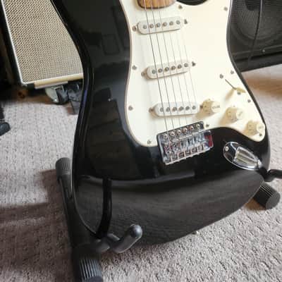 Squier Affinity Series Stratocaster 21-Fret with Rosewood Fretboard 2004 - Black image 2