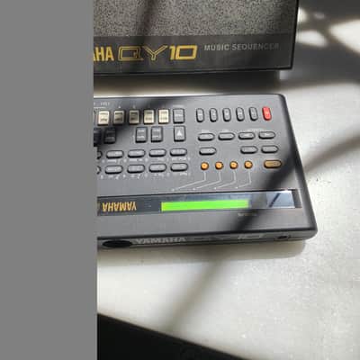 Yamaha qy10 1982 negro image 3