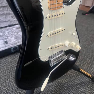 Fender Stratocaster 2017 - Black gloss image 4