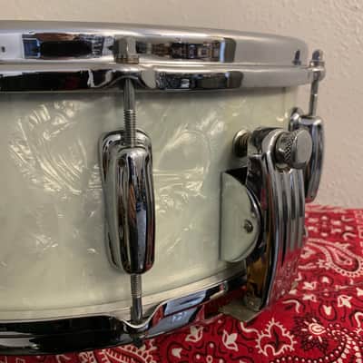 Slingerland No. 153 Super Gene Krupa Radio King 5.5x14" 8-Lug Solid Maple Snare Drum with Clamshell Strainer 1960 - 1962 - White Marine Pearl image 7